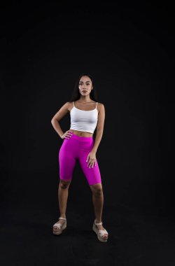  Stüdyoda, içeride poz veren kadın model.