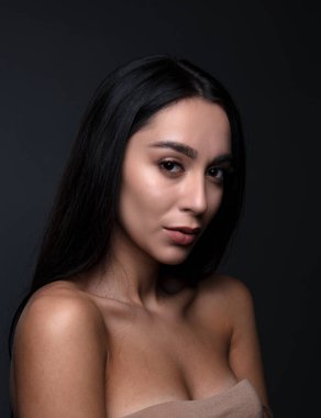  Stüdyoda, içeride poz veren kadın model.