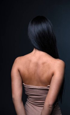  Stüdyoda, içeride poz veren kadın model.