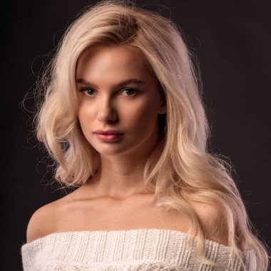  Stüdyoda, içeride poz veren kadın model.