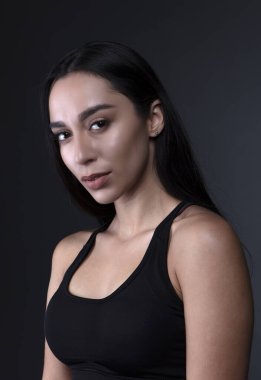  Stüdyoda, içeride poz veren kadın model.