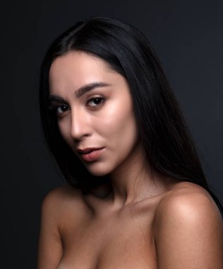  Stüdyoda, içeride poz veren kadın model.