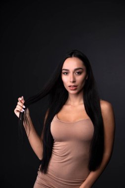  Stüdyoda, içeride poz veren kadın model.