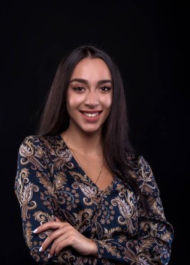  Stüdyoda, içeride poz veren kadın model.