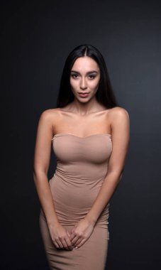  Stüdyoda, içeride poz veren kadın model.