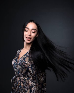  Stüdyoda, içeride poz veren kadın model.