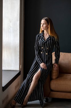  Stüdyoda, içeride poz veren kadın model.