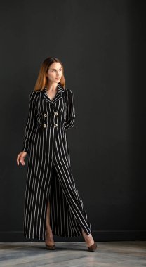  Stüdyoda, içeride poz veren kadın model.