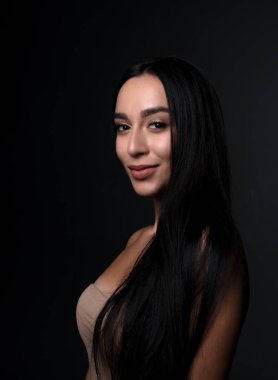  Stüdyoda, içeride poz veren kadın model.