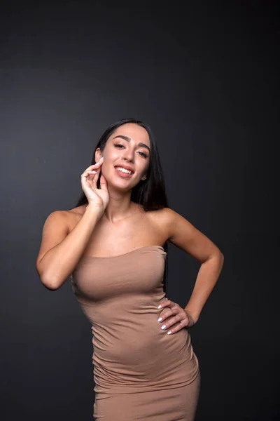 Modelo Femenino Posando Estudio Interiores — Foto de Stock