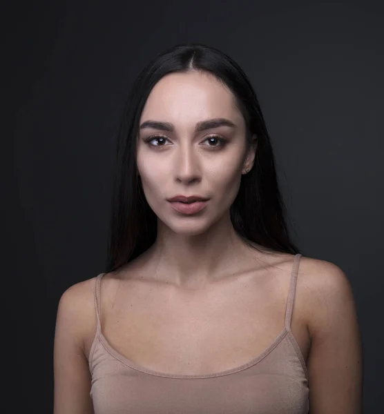 Model Perempuan Berpose Studio Dalam Ruangan — Stok Foto