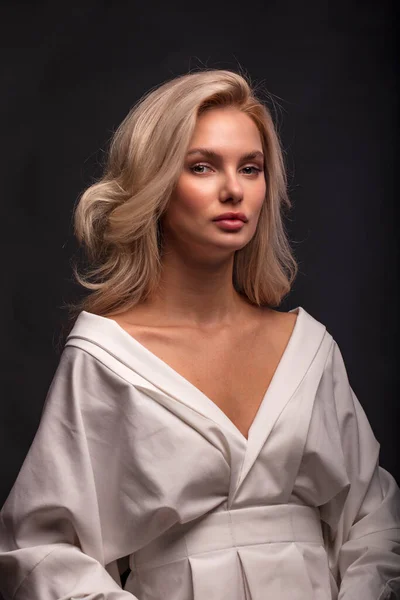 Kobieta Model Pozowanie Studio Wewnątrz — Zdjęcie stockowe