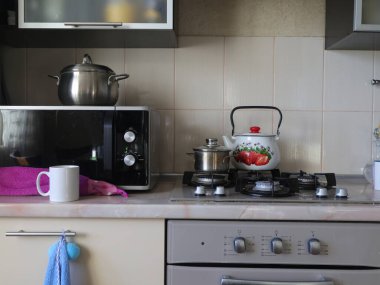 Modern mutfak aletleri mutfağın içinde..