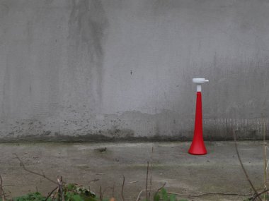 kırmızı şemsiye yolda