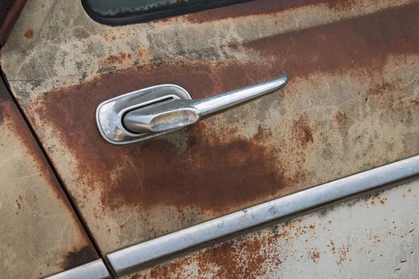 老旧生锈汽车的门扣 — 图库照片