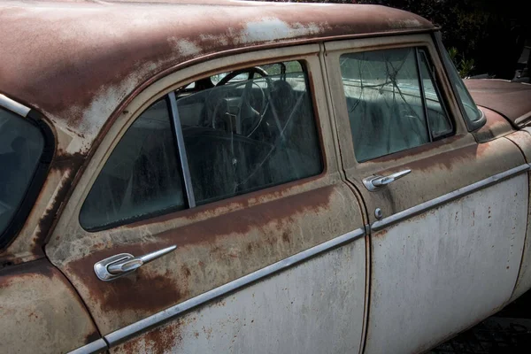 Vista Parziale Del Lato Destro Una Vecchia Auto Arrugginita Fotografata — Foto Stock