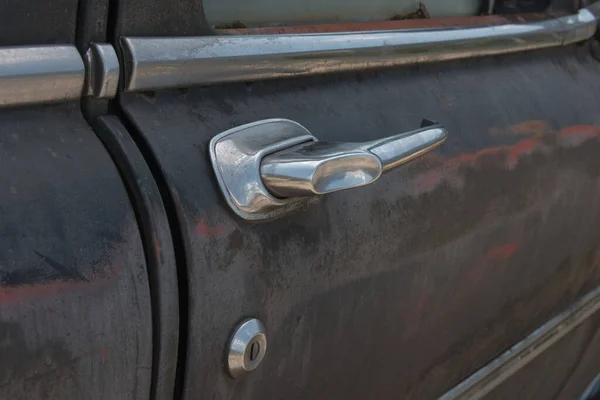 关上一辆生锈的旧汽车的门扣 — 图库照片
