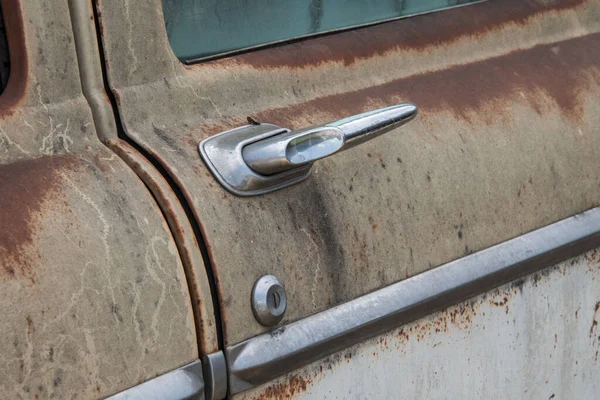 Primer Plano Una Hebilla Puerta Viejo Coche Oxidado —  Fotos de Stock