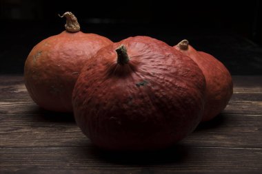 Siyah bir arkaplana karşı üç kabak.