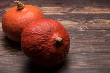 Koyu ahşap üzerinde kopya alanı olan kabaklar