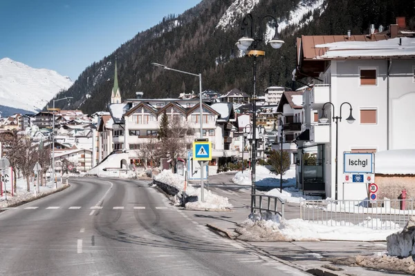 Austriacki Ośrodek Narciarski Ischgl Widok Wsi Słoneczny Zimowy Dzień Tabliczką — Zdjęcie stockowe