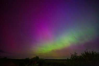 Güzel renkli gökyüzü, kuzey ışıklarının renkleri, Aurora Borealis, Litvanya