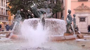 Murcia, İspanya - 23 Aralık 2024: Murcia 'daki çarpıcı çeşme kamera tavaları gibi heykelleri ayrıntılı olarak sergiliyor, plazanın dinamik su akışını ve canlı atmosferini yakalıyor