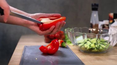 Mutfak tezgahında taze salata için sebze hazırlıyorum.