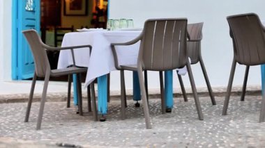 Hoş, sıcak bir öğleden sonra misafirler güneşlenirken, dışarıda rahat oturulan büyüleyici bir kafede serinletici içeceklerin tadını çıkarıyorum.