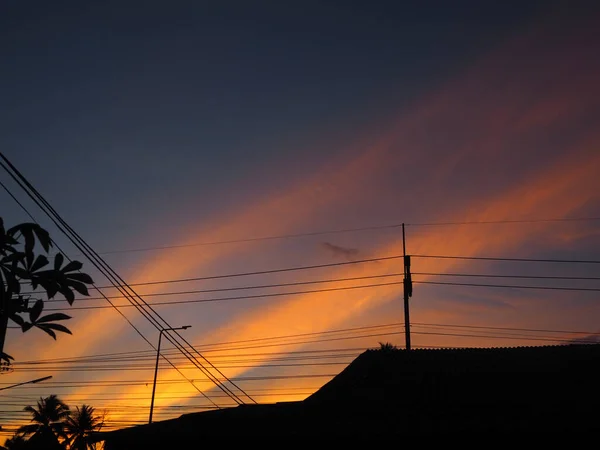 Céu Noturno Luz Através Das Nuvens Belo Feixe Laranja — Fotografia de Stock