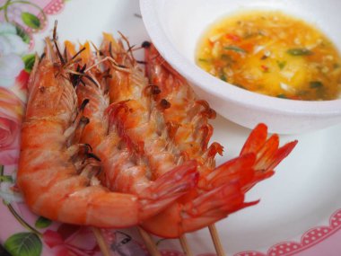 Soslu ızgara karides, servis için hazır.