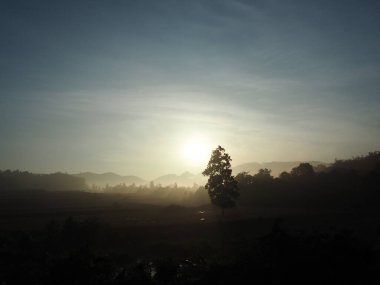 Kırsalda gün doğumu manzarası.