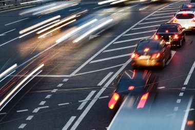 Uzun pozlama gece karayolu trafiği vurdu.