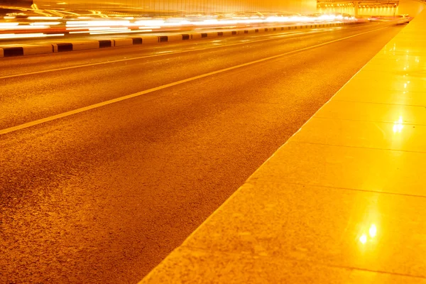 Larga exposición nocturna Tráfico de túnel de carretera . —  Fotos de Stock