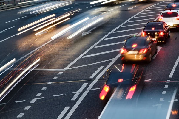 Lange blootstelling schot nacht snelweg verkeer. — Stockfoto