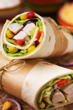 Sağlıklı tavuk bir rustik doğrama tahtası üzerinde tamamladı