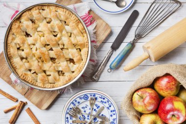 Ev yapımı elma pasta ve rustik bir tabloda maddeler