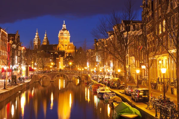 Canal en Amsterdam, Países Bajos de noche — Foto de Stock