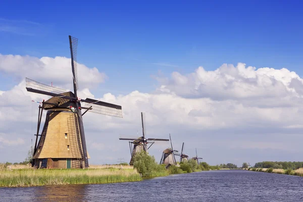 Moinhos de vento holandeses tradicionais em um dia ensolarado no Kinderdijk — Fotografia de Stock
