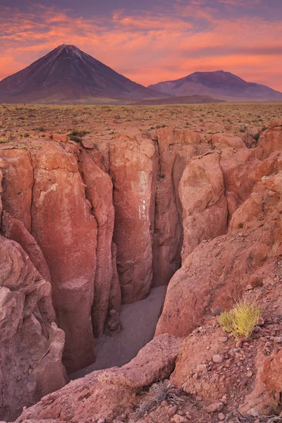 Вузьку ущелину і Volcan Ліканкабур, пустеля Атакама, Чилі на заході сонця — стокове фото
