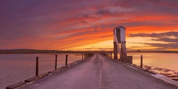 Svatý ostrov Lindisfarne, Anglie hrází a útočiště chata, západ slunce — Stock fotografie