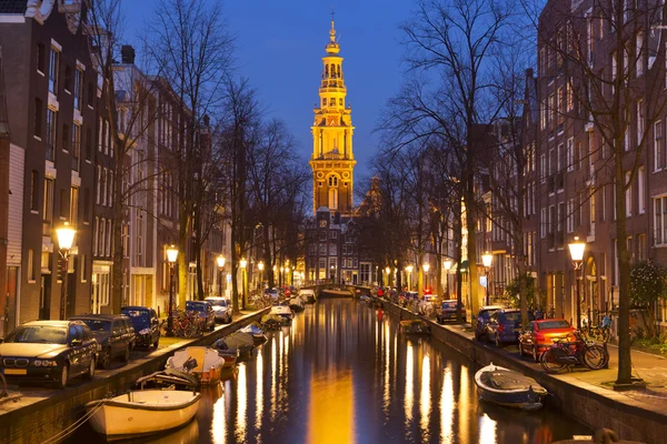 Iglesia y un canal en Amsterdam por la noche — Foto de Stock