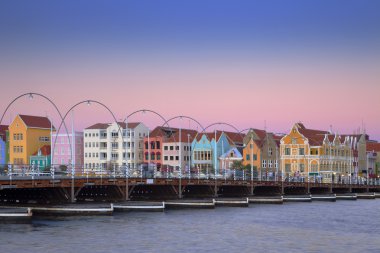 Willemstad Curacao bridge ile renkli evleri