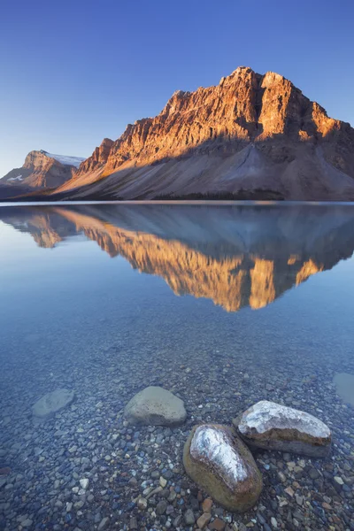 Bow Lake a lo largo de Icefields Parkway en Canadá al amanecer — Foto de Stock