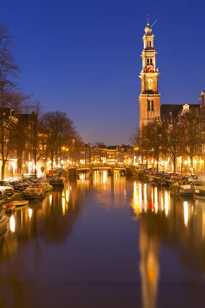 Den västra kyrkan och en kanal i Amsterdam på natten — Stockfoto