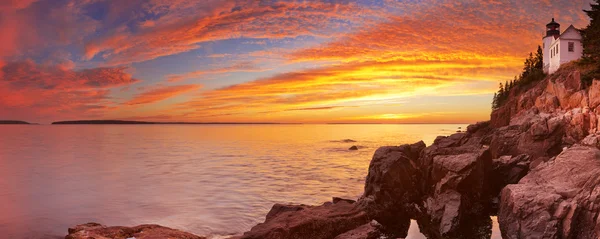 Μπάσο λιμάνι κεφάλι Φάρος, Acadia Np, Maine, ΗΠΑ στο ηλιοβασίλεμα — Φωτογραφία Αρχείου