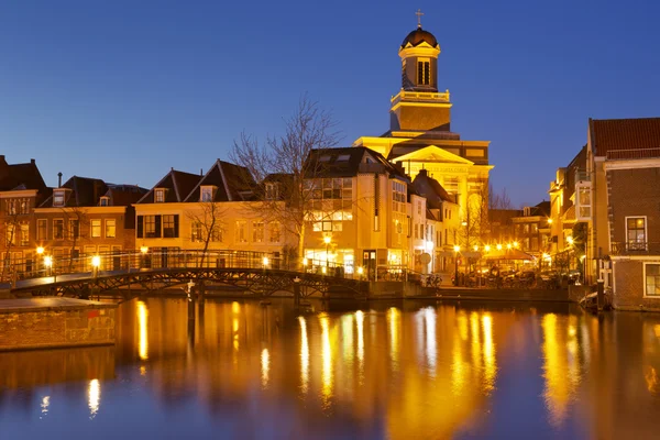 Leiden şehir, Hollanda geceleri — Stok fotoğraf