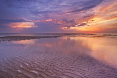 Gün batımı yansımaları plajda, Texel Adası, Hollanda