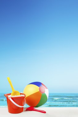 Açık güneşli bir plaj Beach oyuncaklar