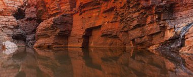 Taş duvar yansımalar bir geçit, Karijini Np, Batı Avustralya